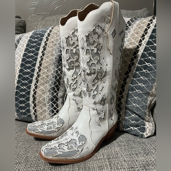 Shoes - Women’s cowboy boots white gray heel rhinestones size 7 wedding concert